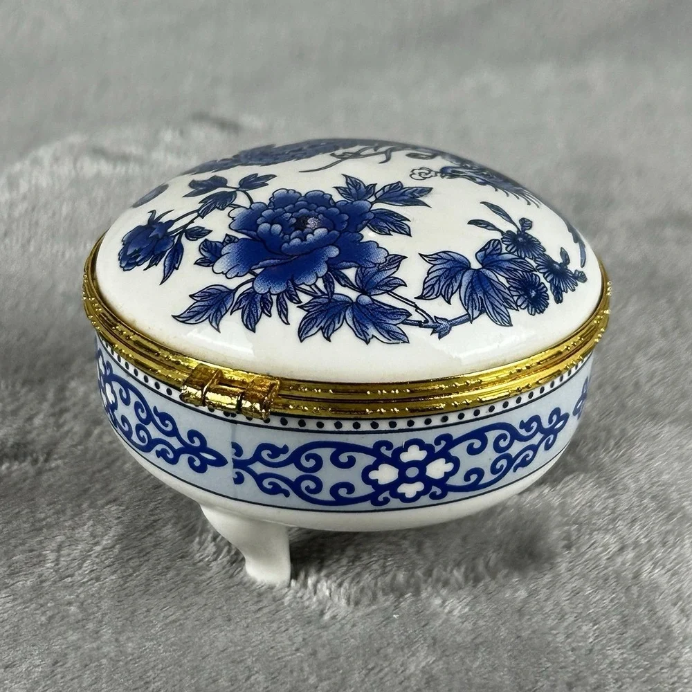 Vintage Blue & White Porcelain Footed Trinket Box Chinoiserie Vanity Accessory